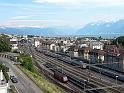 STAZIONE DI LOSANNA CON LO SFONDO DEL LAGO DI GINEVRA